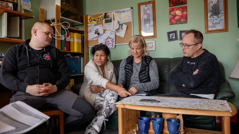 Karolis Saltonas, Lina Hörenius och Fredrik Hörenius tycker inte att det finns några oklarheter i anställningskontrakten. På bilden syns även Lynn Ahlbom som fungerat som bland annat rekryterare och haft mycket av kontakterna med de filippinska bärplockarna.