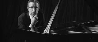 Tokhyllad musiker och känd skådis till pianoafton i Flen