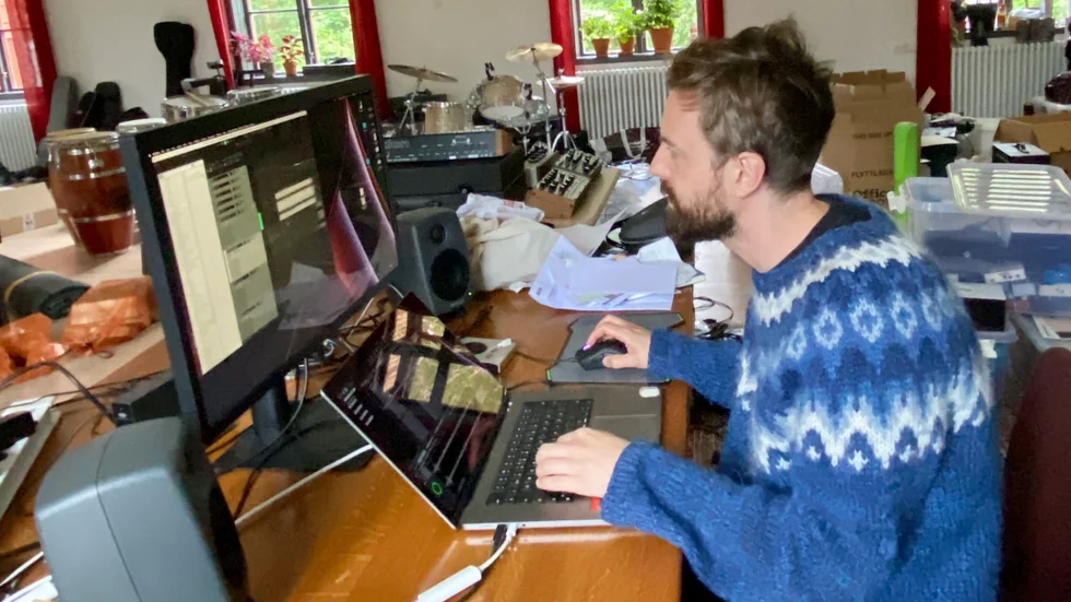 Den sal som en gång i tiden var en biosalong använder Karl Flodin nu som studio när han spelar in musik och ljudeffekter till data- och tv-spel.