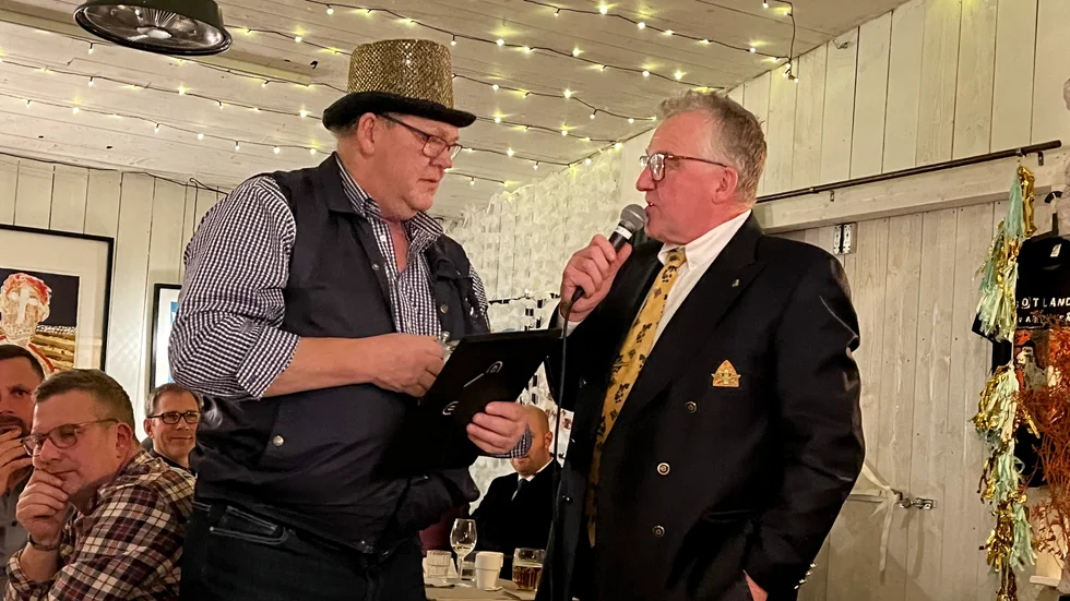 Ulf NIlsson från Viklau, så heter den nyutnämnda regerande mästaren i drikkbryggning. Här gratuleras han av konferencier Erik Broström, som också är ledamot i den nya drikknämnden.