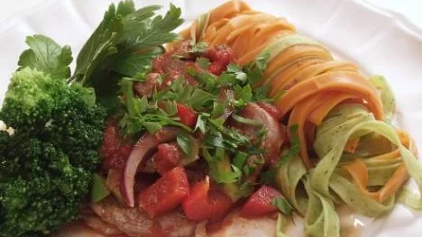 Tunna skivor fläskfilé i mustig tomat- och paprikasås är ett festligt och inte minst lättlagat sätt att bjuda pasta.
