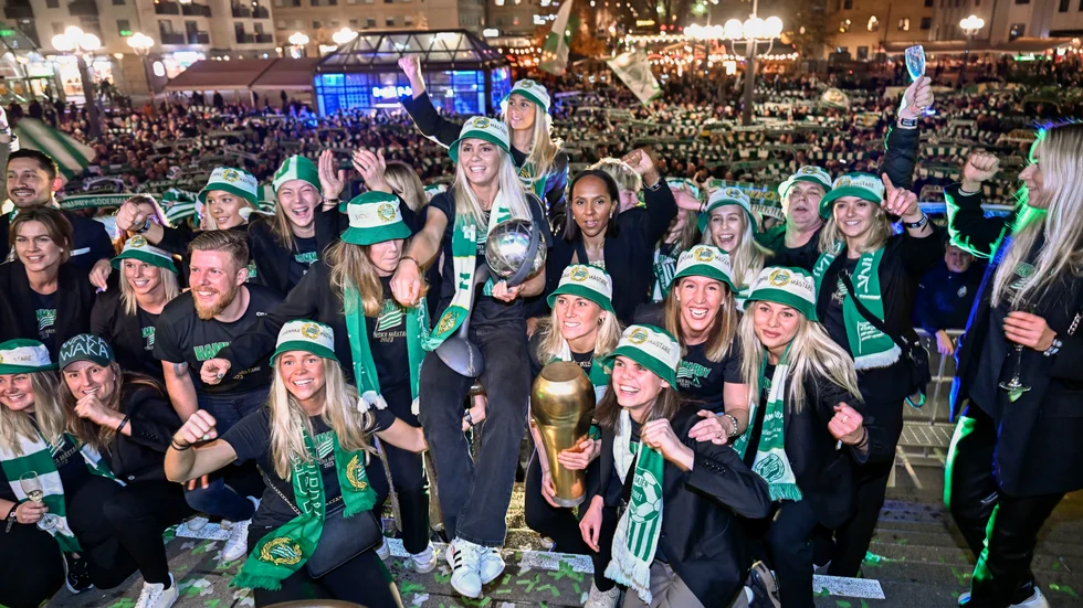Hammarby firar SM-guldet tillsammans med fansen på Medborgarplatsen.