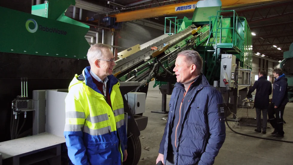 Henrik Lindståhl på Tekniska verken och Henrik Engqvist på Robowaste testkör den nya uppfinningen FossilEye som med sensorer, kameror och AI ska mäta hur mycket plast ett avfallslass innehåller.