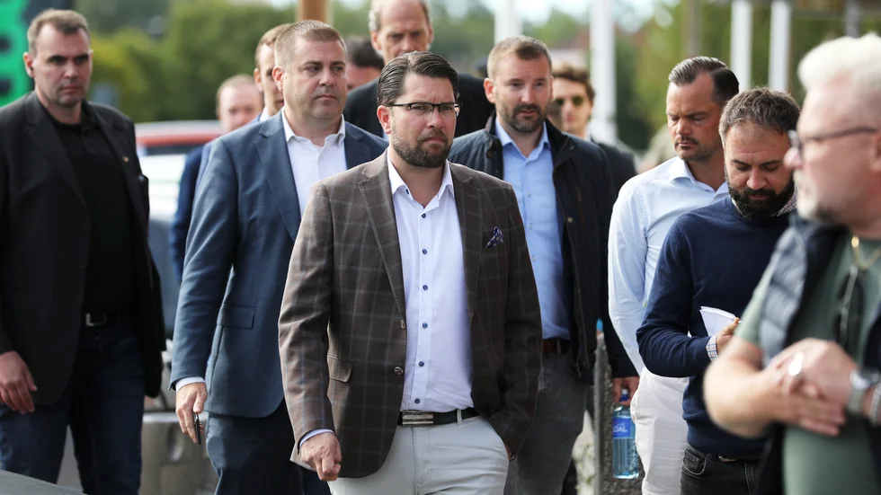 Skribenten Gösta Johnsson har ett råd till Sverigedemokraterna: kliv ner från era höga hästar och agera som seriösa politiker. (På bilden ses bland andra Serigedemokraternas partiledare Jimmie Åkesson på besök i Eskilstuna.)