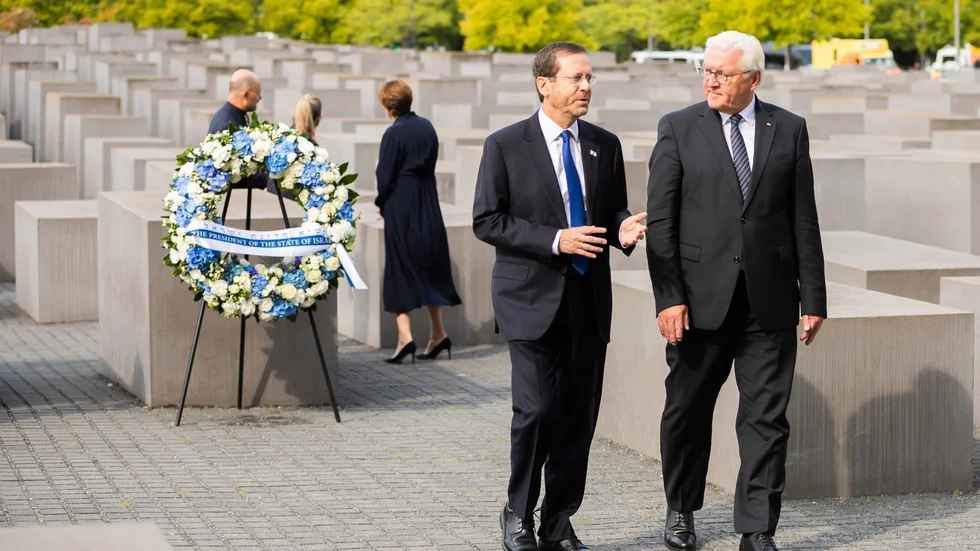 Israels president Isaac Herzog (till vänster) och Tysklands president Frank-Walter Steinmeier vid en kransläggningsceremoni vid Förintelsemonumentet i Berlin i september 2022.