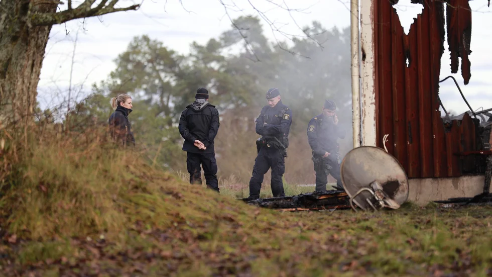 En förundersökning om mordbrand och mord är inledd och ett stort område runt det nedbrunna huset är avspärrat av polisen.