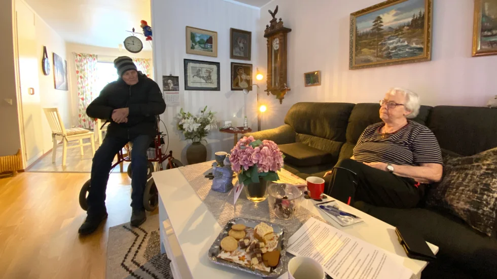 Krister Bengtsson har blivit van att sitta med ytterkläderna på och vänta på sjukresor. Hustrun Solgerd Bengtsson börjar bli ordentligt less på att ringa och fråga efter skjutsen. "Det är taxi som utför körningarna men de ska inte ha skällning. De lyder bara order. Det är samordningen det är fel på."