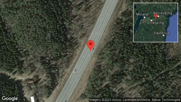 Stillastående personbil stör trafiken