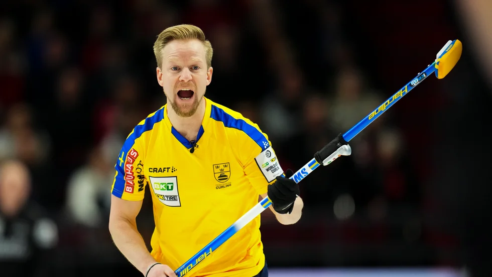 Segerjubel. Både lag Niklas Edin och lag Isabella Wranå vann sina matcher i curling-EM under söndagen.