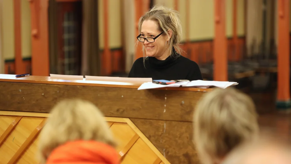 Anna Gullman är ledare för Motala kammarkör som nu tränar inför sin kommande julkonsert. De gör den ihop med folkmusikgruppen Jaerv. Det blir en mycket stor blandning av låtar. "Framförallt så kommer det ju att vara väldigt folkmusikbaserat, svensk folkmusik", säger Gullman.