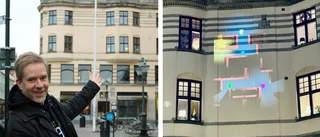 Här släcks bränder på en husvägg vid Stora Torget