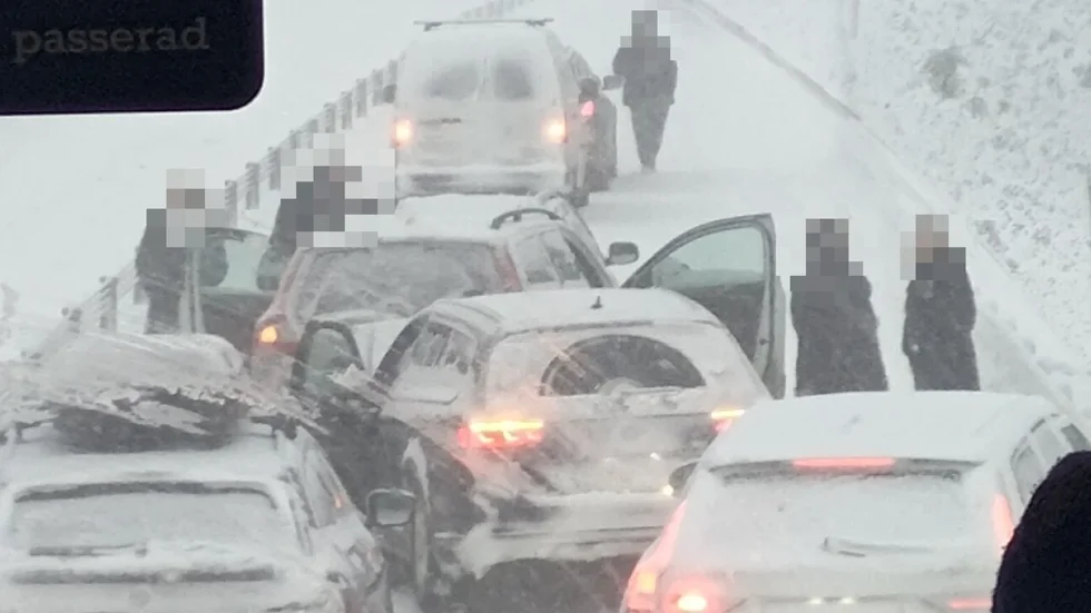Flera fordon krockade på E4 norr om Sävar. En Norran-läsare befann sig på en buss som hamnade strax bakom olyckan.