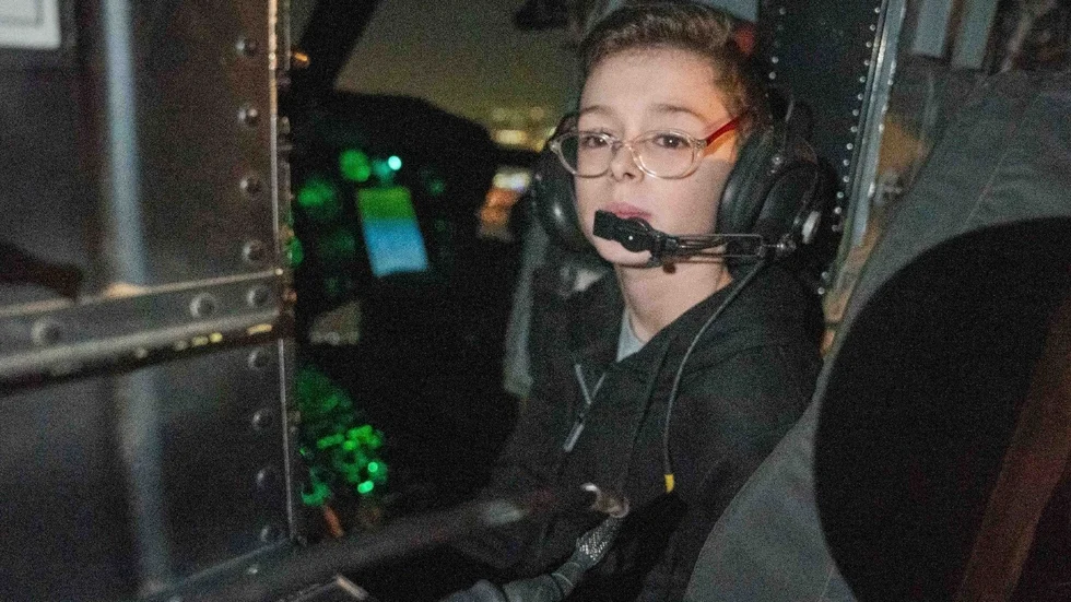 Nioåriga Ohad Munder, fotograferad i en israelisk helikopter kort efter frigivningen från Hamas fångenskap i fredags. Bilden är distribuerad av den israeliska militären.