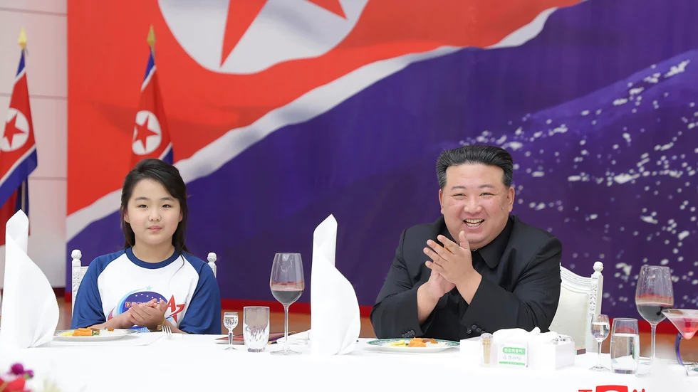 I en bild som skickats ut från Nordkoreas statliga nyhetsbyrå och daterats till 23 november firar diktatorn Kim Jong-Un landets satellituppskjutning tillsammans med sin dotter.