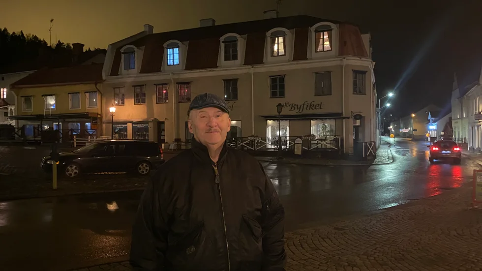 Leif Nielsen som bor i en lägenhet vid torget tycker att det är alldeles för mörkt. Flera gatlyktor funkar inte och två som körts sönder har inte ersatts.