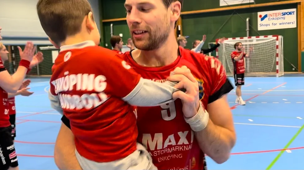 Att få vara med pappa (Gustav Odeheim här på bilden) eller någon handbollsspelande mamma (i matchen före) och fira segern blir en familjebonus. 