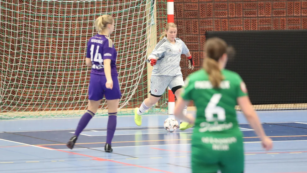 Målvakten Emilia Karlsson är på väg att spela ut bollen till en av sina lagkamrater. 