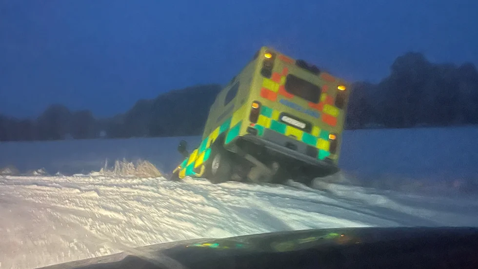 En ambulans hamnade i diket och fick bärgas under måndagskvällen. 