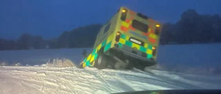 Ambulans hamnade i diket       