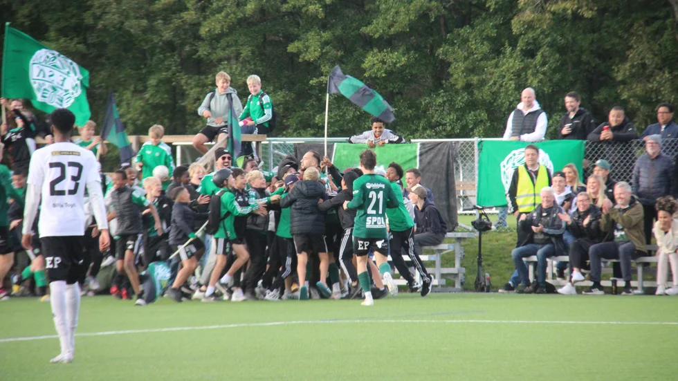 Den lokala fotbollen lockar. Här från derbyt mellan ESK och Fanna i höstas. Nu är det klart att EP livesänder träningsmatchen 9 december mellan ESK och Djurgården U19.