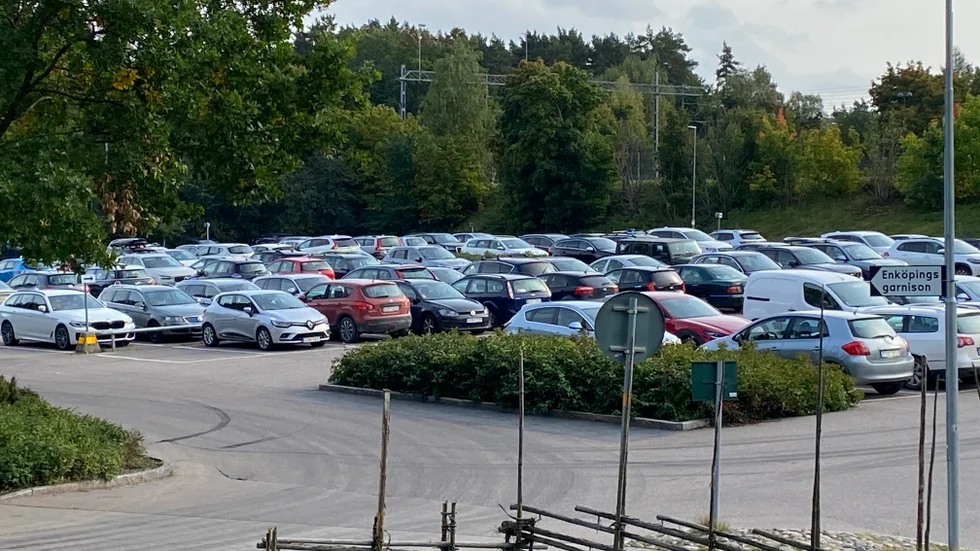 Helt galet med parkeringsavgifter vid pendlarparkeringen, anser "Besviken Enköpingspendlare".