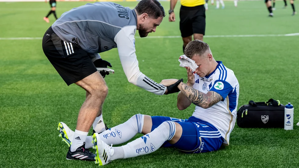 Marco Lund ses över av IFK:s fysioterapeut Kristoffer Karlsson.