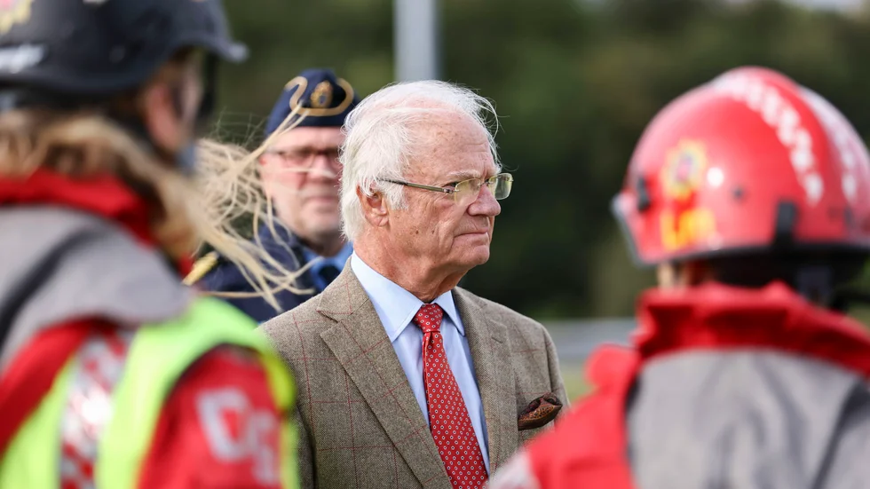 Kung Carl Gustaf inspekterar rasområdet.