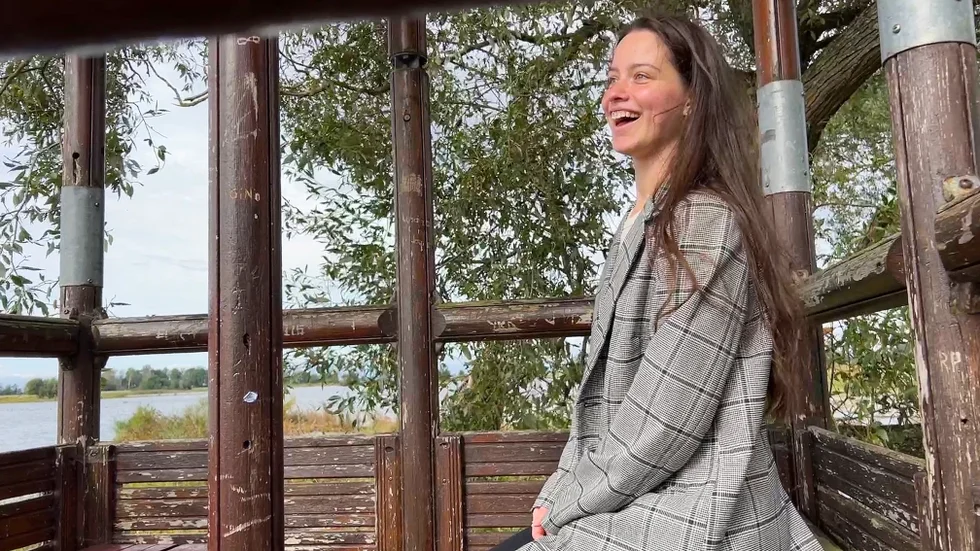 Yuliia Leonova visar en av sina favoritplatser i Vadstena. Där brukar hon sitta och titta ut över vattnet.