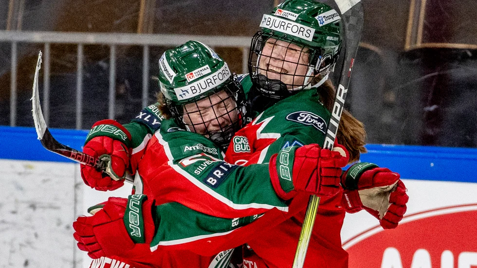 Frölunda jublar efter Emilia Vesas 3–2-mål.