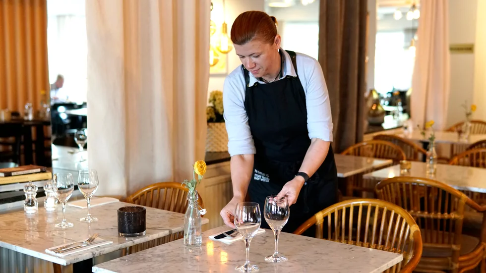 Viktoriia Sheptukha, 41, lämnade krigsdrabbade Charkiv, Ukraina och anlände i Mjölby hösten 2022. Hon har inga problem med att kommunicera med sina arbetskamrater på stadshotellet eftersom hennes engelska är god.