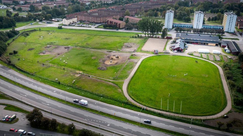 Snart tas första spadtaget för nya räddningsstationen på Dagsbergsfältet. Än så länge är Norrköpings fältrittklubb kvar på området, men framtiden känns oviss.