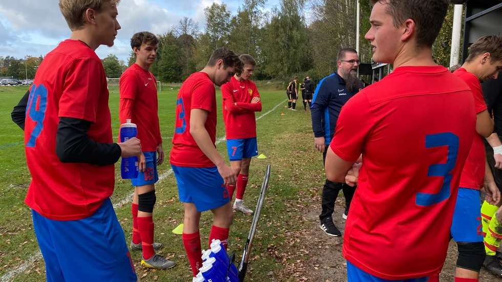 Daniel Strandberg i Högsjö BK förstår syftet att det som ung spelare inte alltid är så lätt att spela mot vuxna. "Skaderisken är självklart större och det krävs massor av ledarna för att klara av att slussa in en ung spelare på ett tryggt sätt till seniorfotbollen", säger han.