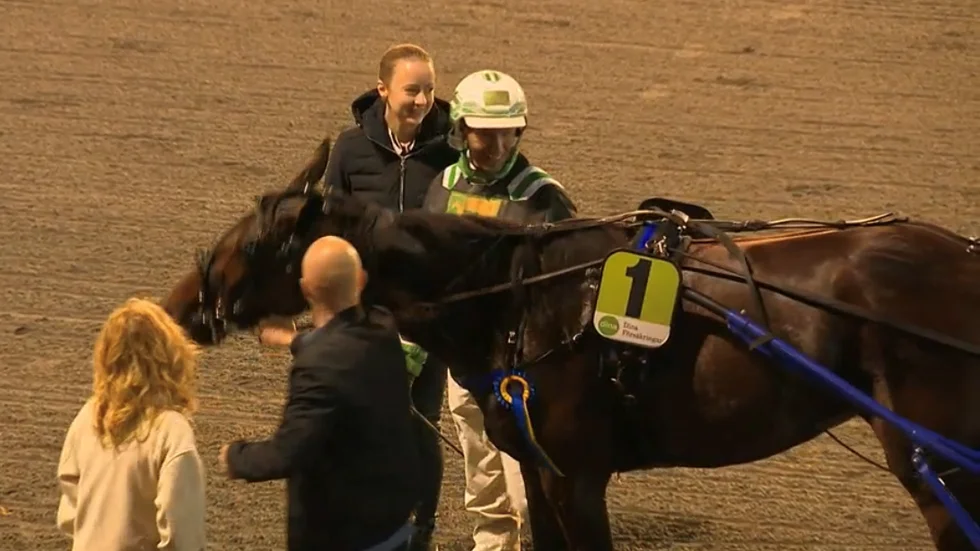 Klar etta i Skellefteåtravets kuskliga, Umåkerproffset Stefan Johansson. Han avslutade med att vinna de två sista V65-loppen. På bilden efter V65-6 med hästen Sunlight. Hemmaamatören Mikael Lindqvist tränar hästen.