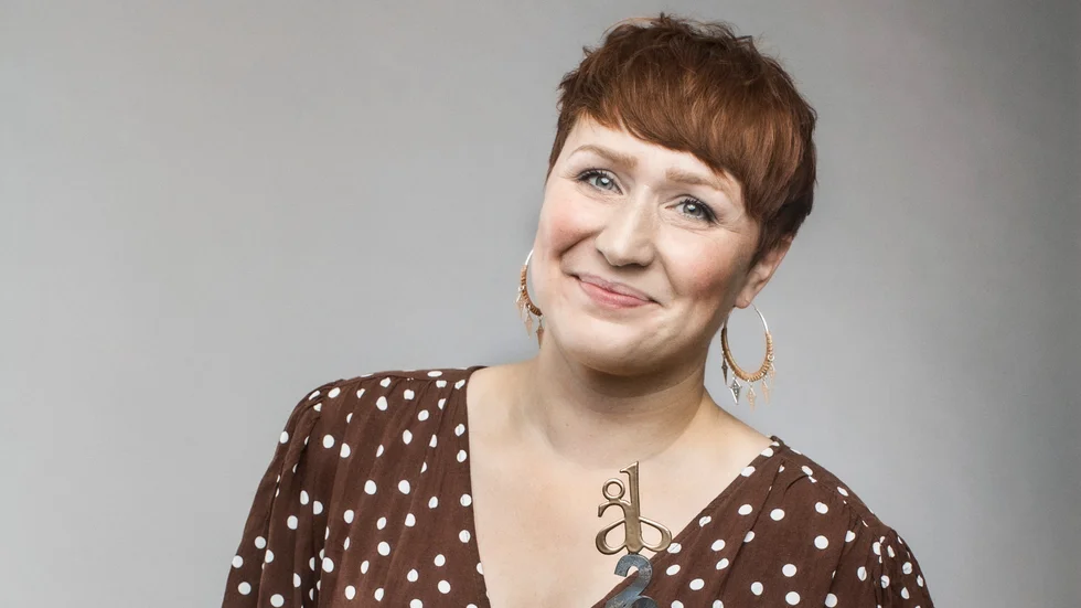 Tina Harnesk får utmärkelsen Årets bok för sin roman "Folk som sår i snö". Pressbild.