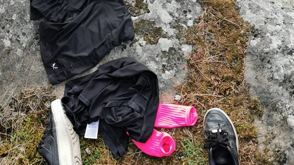 Kläderna låg vid sjön Älmaren utanför Skaftekulla i Västerviks kommun.