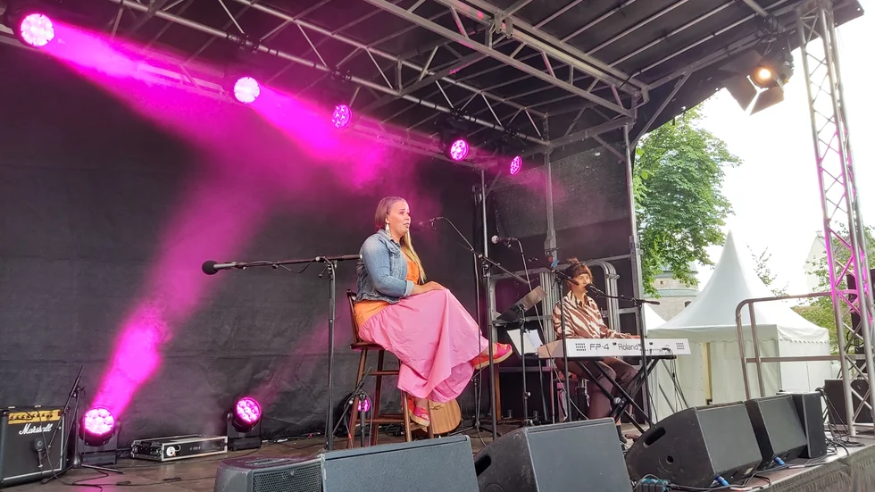 Den lokala sångerskan Sofia Gustavsson är först upp på scenen under den nya festivalen Vadstenabullret. Född 1981 och Motalatjejen började i tidig ålder att skriva egna låtar. Nu sitter singer/songwritern framför publiken i Hamnparken.