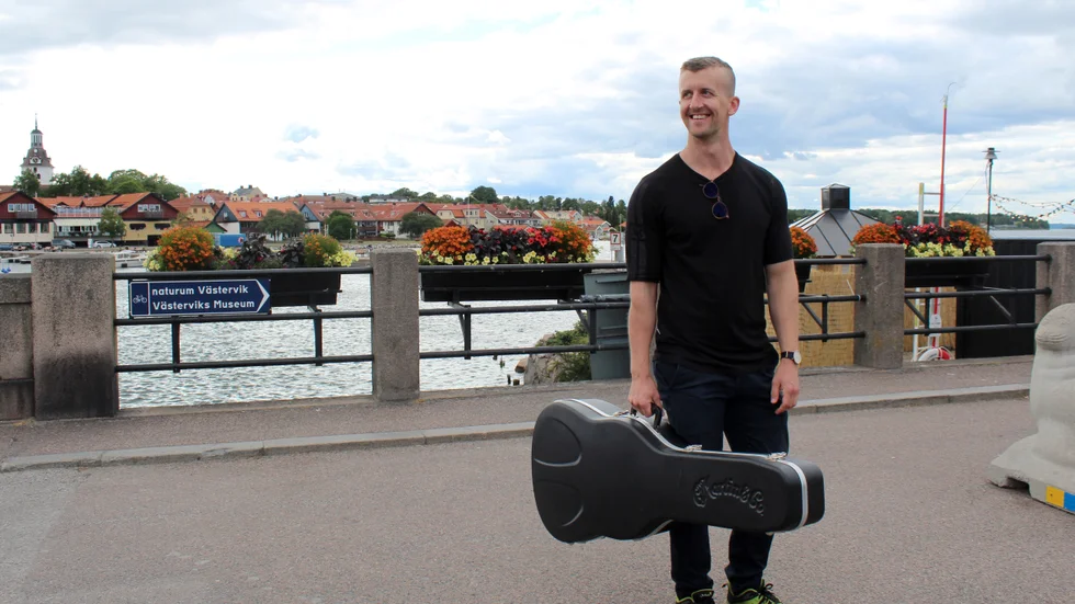 "Kan jag försörja mig på min musik kan jag dö lycklig, men bara jag får ihop pengar till hyran är jag nöjd. Innan jag "hamnar på gatan" kommer jag ställa mig och spela på gatan", säger Martin Lönegren som nu, via en lång omväg, hittat tillbaka till musiken. 