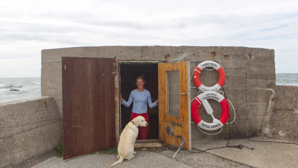 Brittmarie Sagnil och hunden Kelly håller på att fixa för fullt inför öppningen.
