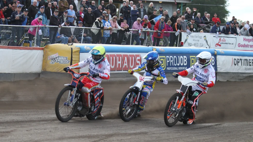 Piraternas förare Pawel Przedpelski mittemellan Rospiggarnas förare i ligamatchen på Dunteberget.