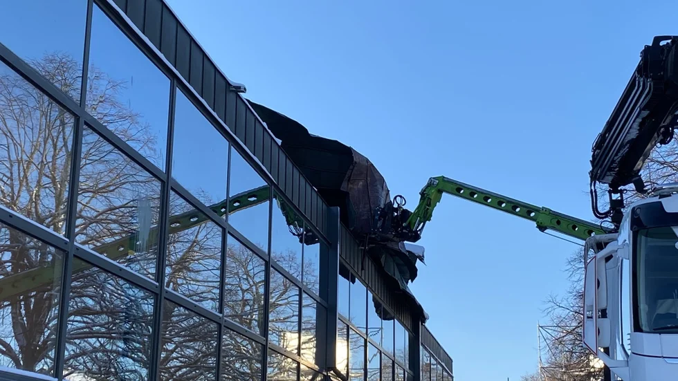Nu är arbetet med att lyfta av taket igång.