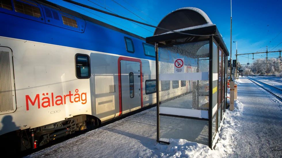 Två kurer är det som nu finns på tågplattformen för att skydda sig mot vind och nederbörd.