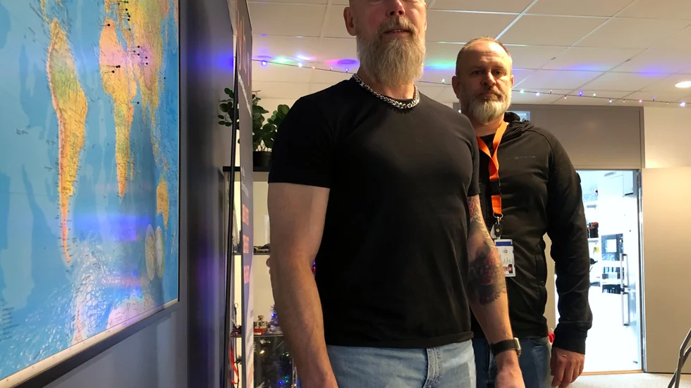 Ulf Ihrsen och Christian Granström på IT-företaget Cybix menar att de gärna hade rekryterat ny personal men att det är svårt att få människor med den kompetens som krävs att flytta till Enköping.