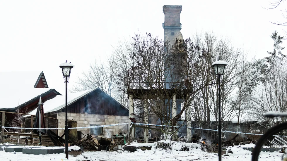 Brand på Björnbo gård norr om Enköping under onsdagskvällen. 