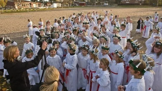 Elever på Skogsborgsskolan bildade det långa luciatåget. 142 barn deltog och blev filmade till SVT:s program "Rekordbyrån".  Okänt årtal. 