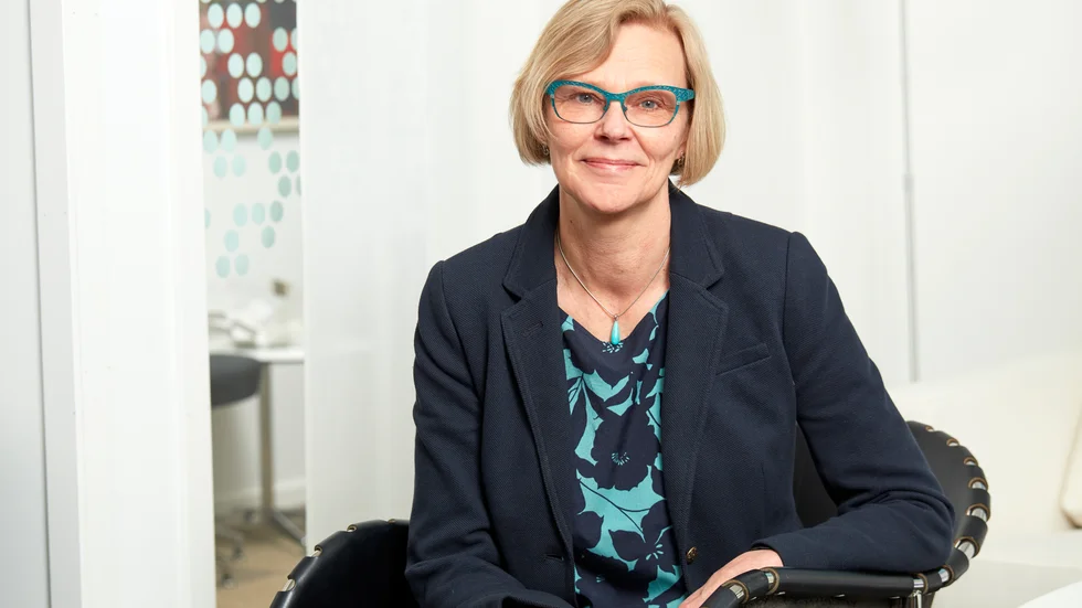 Annelie Roswall Ljunggren är generaldirektör på Statskontoret; statens expertmyndighet när det gäller statsförvaltning. Anneli Roswall Ljunggren och Statskontoret är därför högintressanta när det bland annat gäller statens styrning av skolan. 