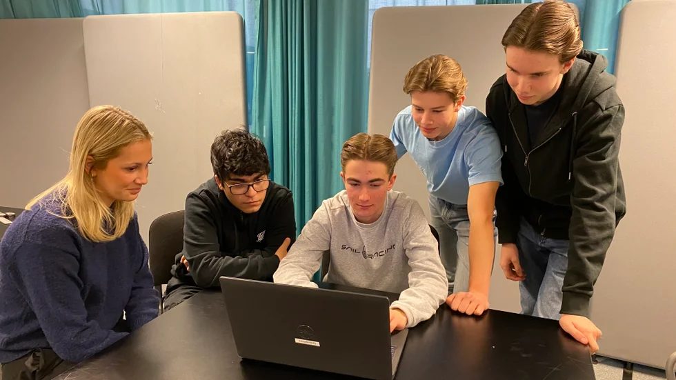 CNG-eleverna Sara Andersson, Lawrance Abdel Latif, Tim Swanson, Elliot Råbesjö och Noel Klasson berättar om deras lösningar för att hjälpa synskadade.