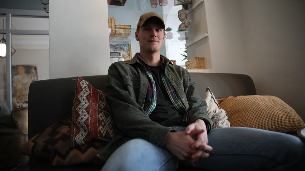 "Det är ett stolt ögonblick. Vi är ju amatörer liksom", säger Philip Kullgren om att kunna fylla Crusellhallen med sin show. "Manuset har vi skrivit ihop hemma. Om en proffsskådis hade tittat på våra manus hade nog han eller hon bara skrattat."