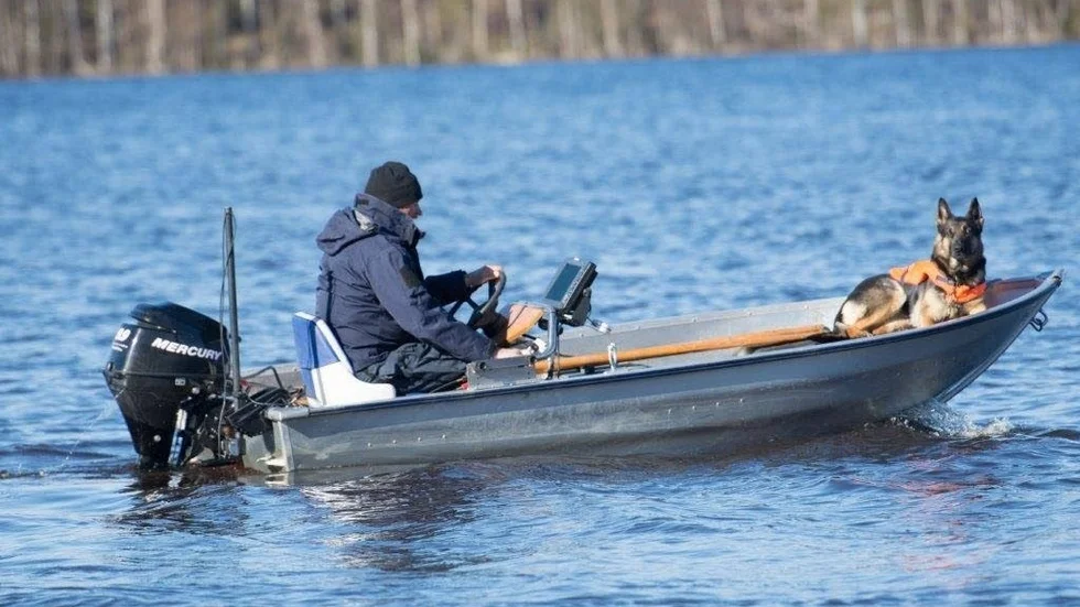 Polismannen Kalle Alatalo med sin kriminalsökhund Ixtra deltog i sökandet efter de två männen.