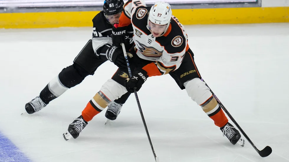 Leo Carlsson i samband med en träningsmatch mot Los Angeles Kings. Arkivbild.