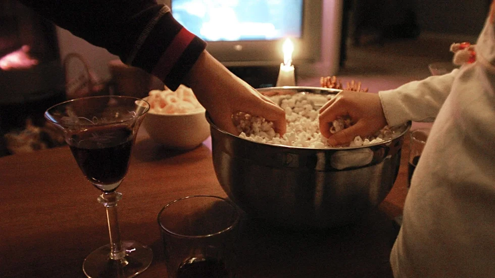 Chips, popcorn och tända ljus ger tydliga utslag på feelgood-mätaren.